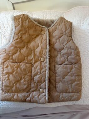 Quilted Faux Shearling Lined Vest - Pink Tan
REVERSIBLE